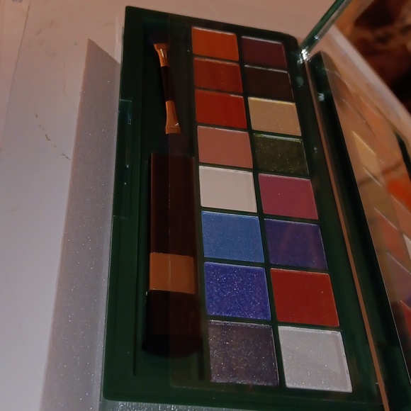 Avon FMG Eyeshadow Contour Highlighter Collection with mirror and brushes - Picture 4 of 11